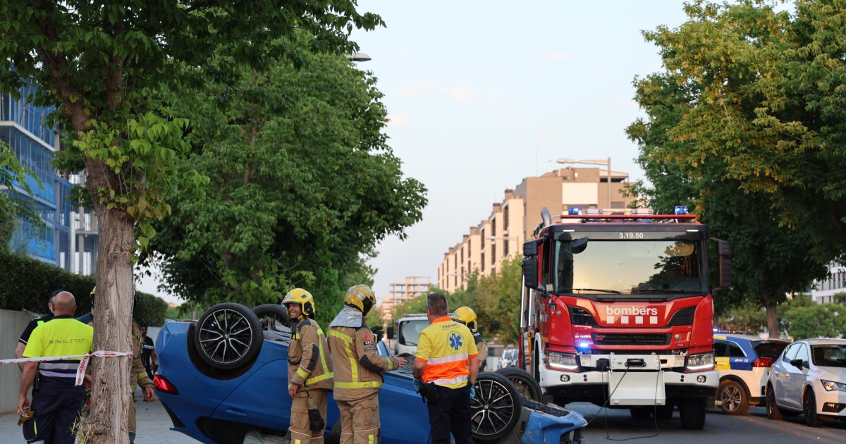 Dos mayores atropellados y tres heridos al volcar un coche en Lleida