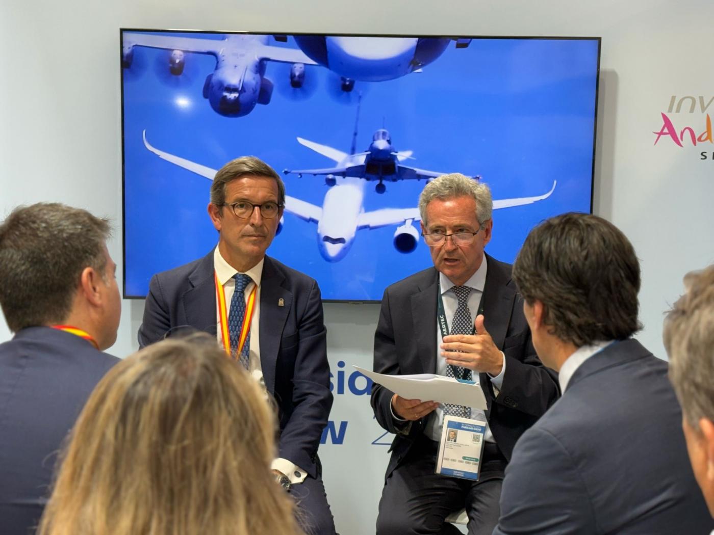 Paradela en el salón aeronáutico París-Le Bourget. - JUNTA