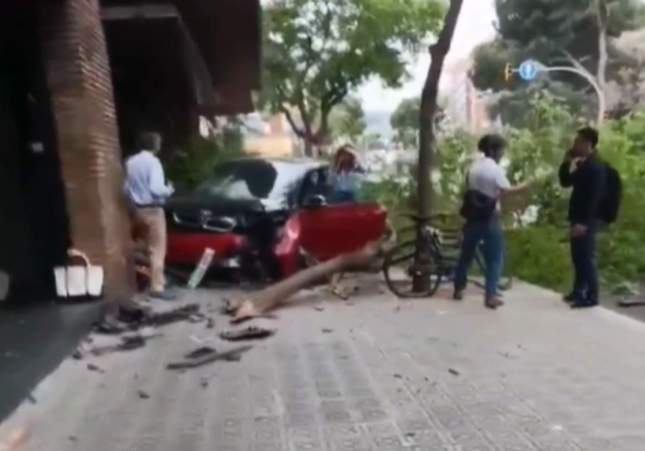 Aparatoso accidente en Barcelona: conductora pierde el control y atropella a una persona en Vía Augusta