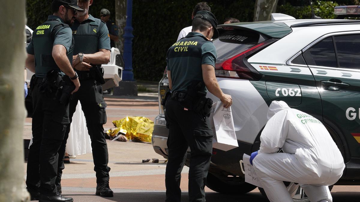 Las autoridades llegan al escenario del crimen, en la plaza de Santa Bárbara de Bembibre.