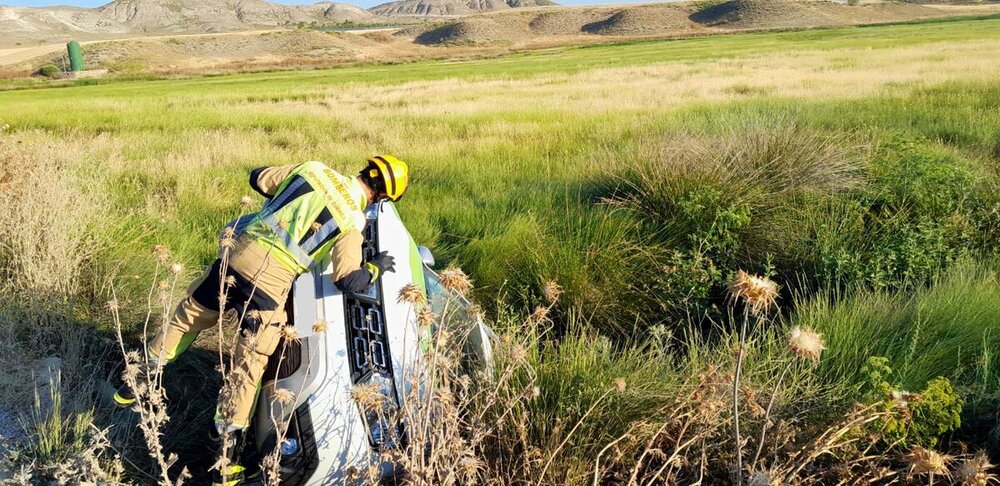 Accidente con vuelco de un turismo en un camino de Belinchón