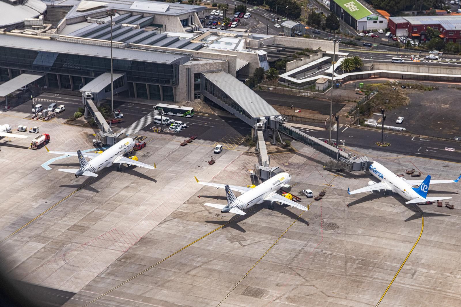 Desvíos y atrasos en el aeropuerto de Tenerife Norte tras el bloqueo de una de sus pistas