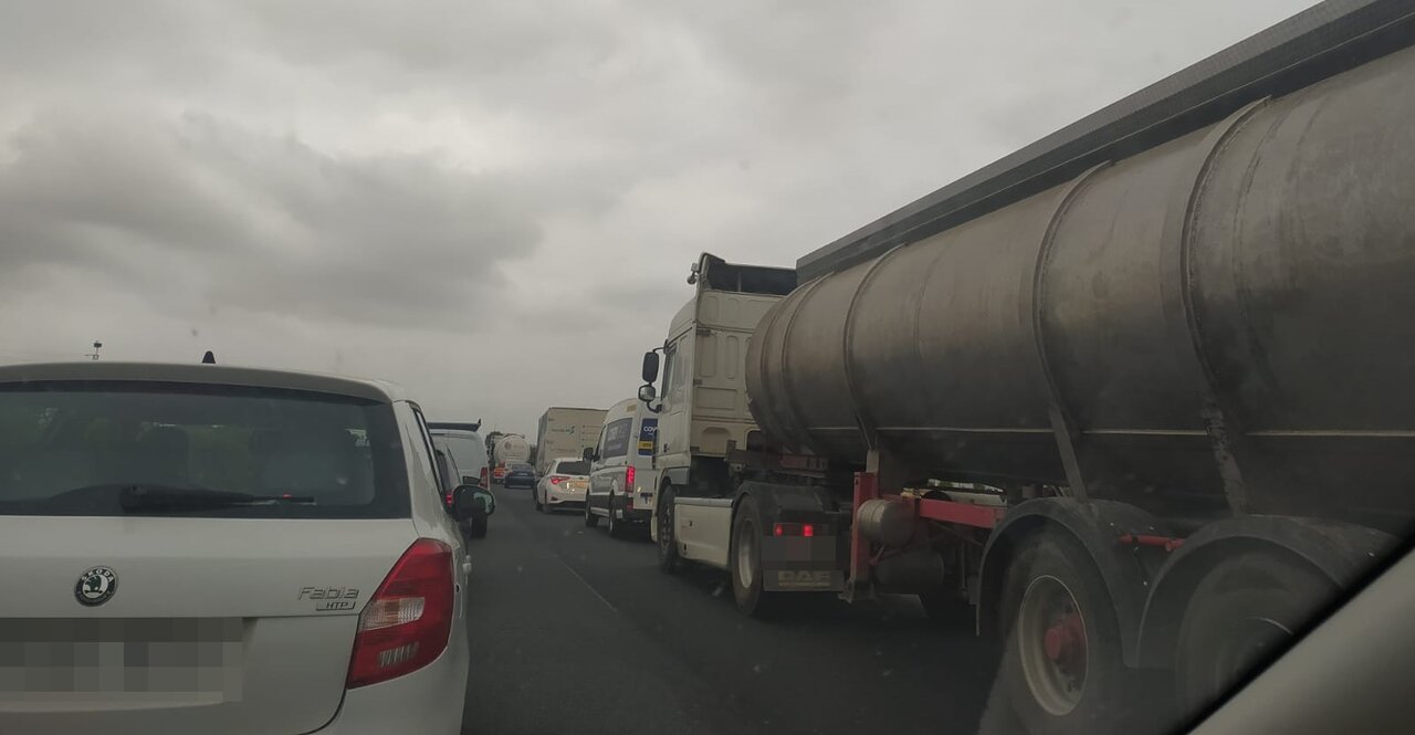 Atasco en la A-49: Paralizan las obras de asfaltado tras las kilométricas retenciones