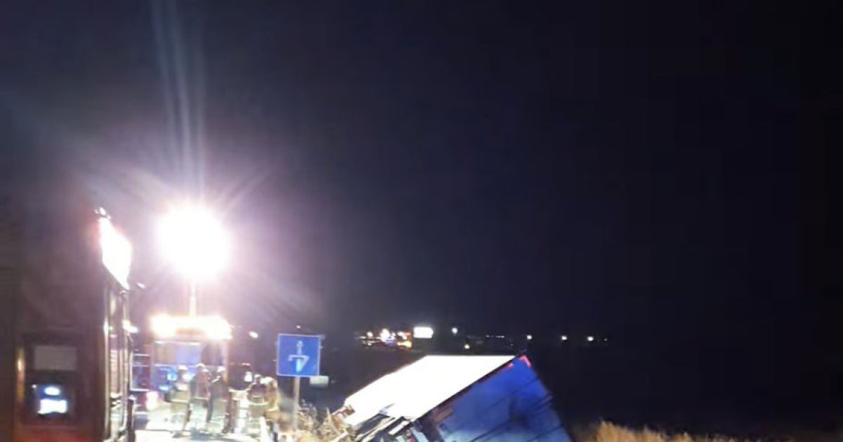 Un carril cortado en la A-2 por un choque entre dos camiones en Tàrrega