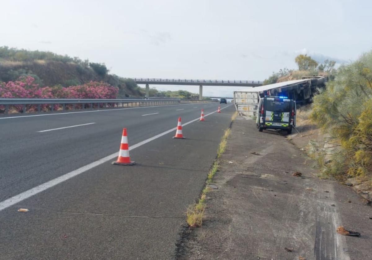 Herido un camionero tras salirse de la vía y volcar en la A-66 cerca de Santiago del Campo