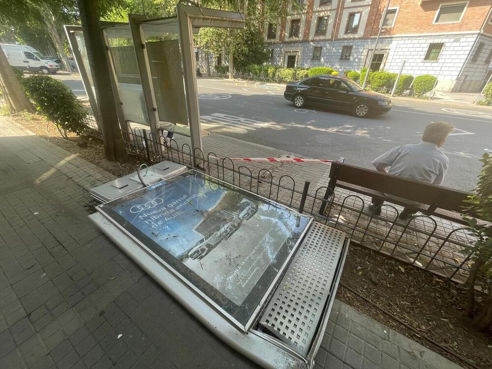 Choca borracho contra una marquesina de los autobuses urbanos