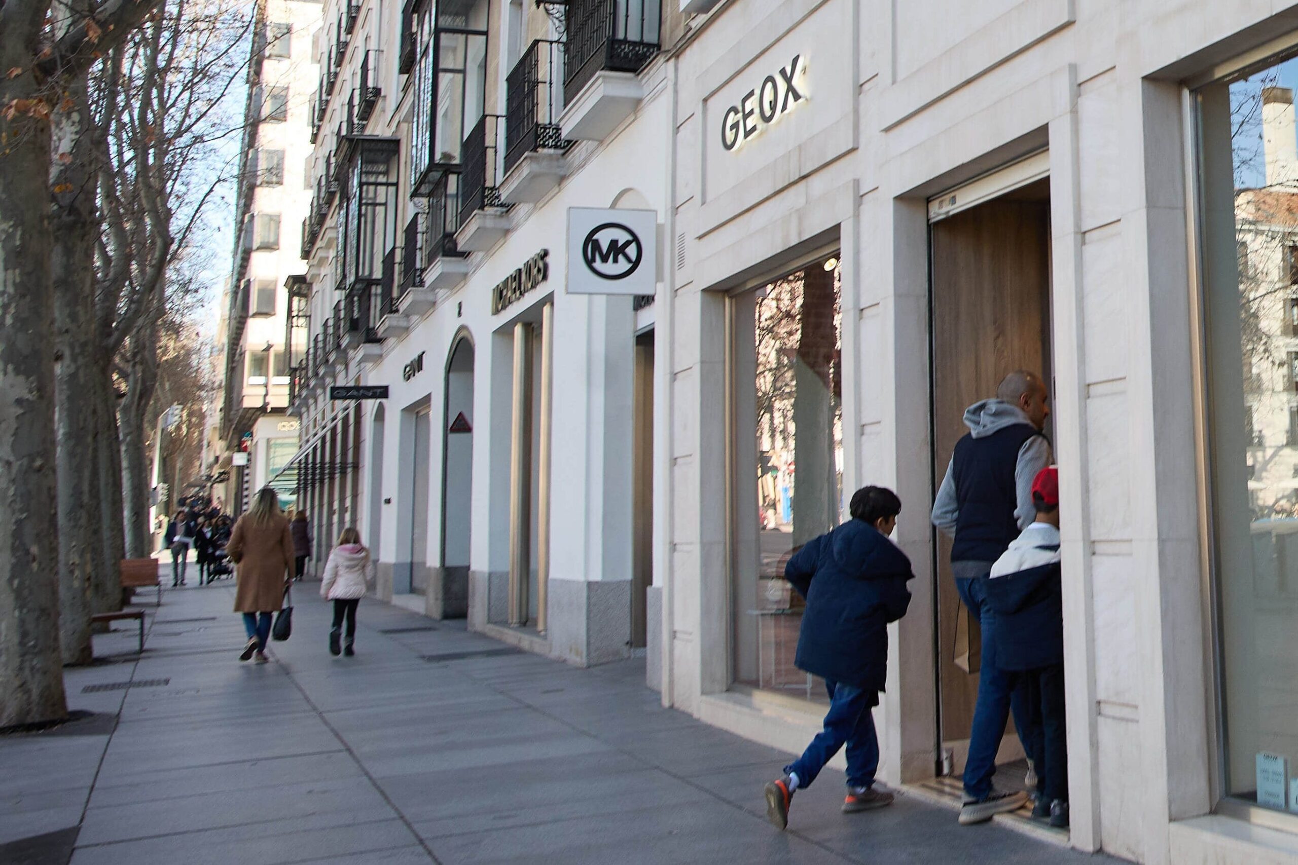 Cazados robando ropa con bolsas trucadas en el distrito de Salamanca