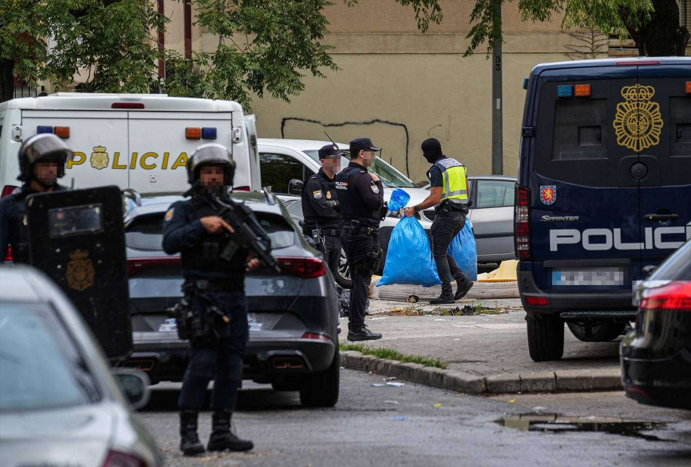 Efectivos de la Policía Nacional desplegados en el Polígono Sur. - EP.