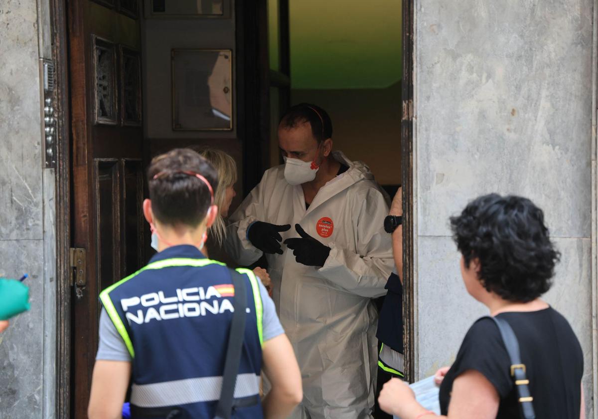 Descubren cadáver en piso de Gijón tras impactantes imágenes del registro policial
