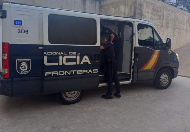 Desmantelan red criminal que estafaba a migrantes ofreciendo permisos falsos por miles de euros