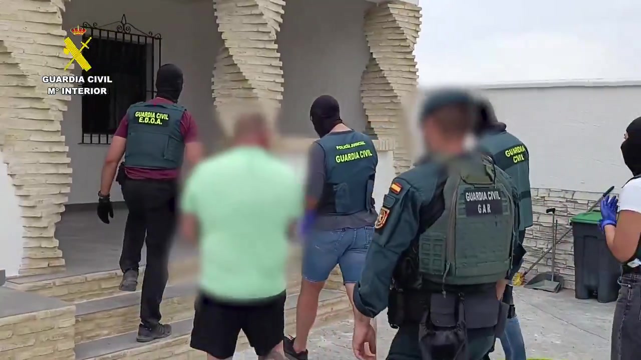 Cae una red de tráfico de coca por el Guadalquivir y le requisan armas de asalto