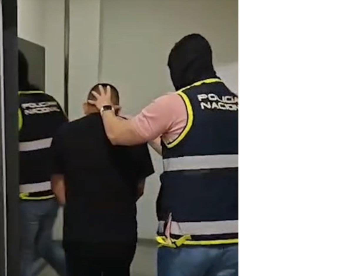 Imagen del detenido siendo conducido por los agentes - POLICÍA NACIONAL