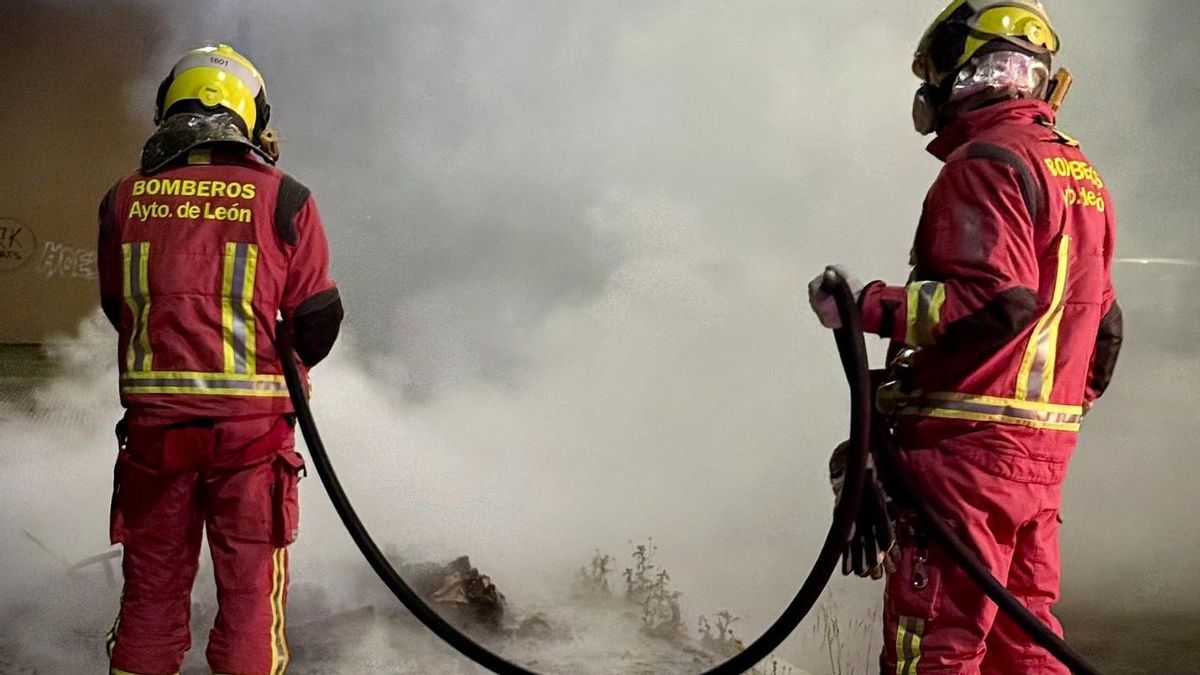 Los Bomberos de León sofocan el fuego en el mobiliario del barrio de La Asunción.