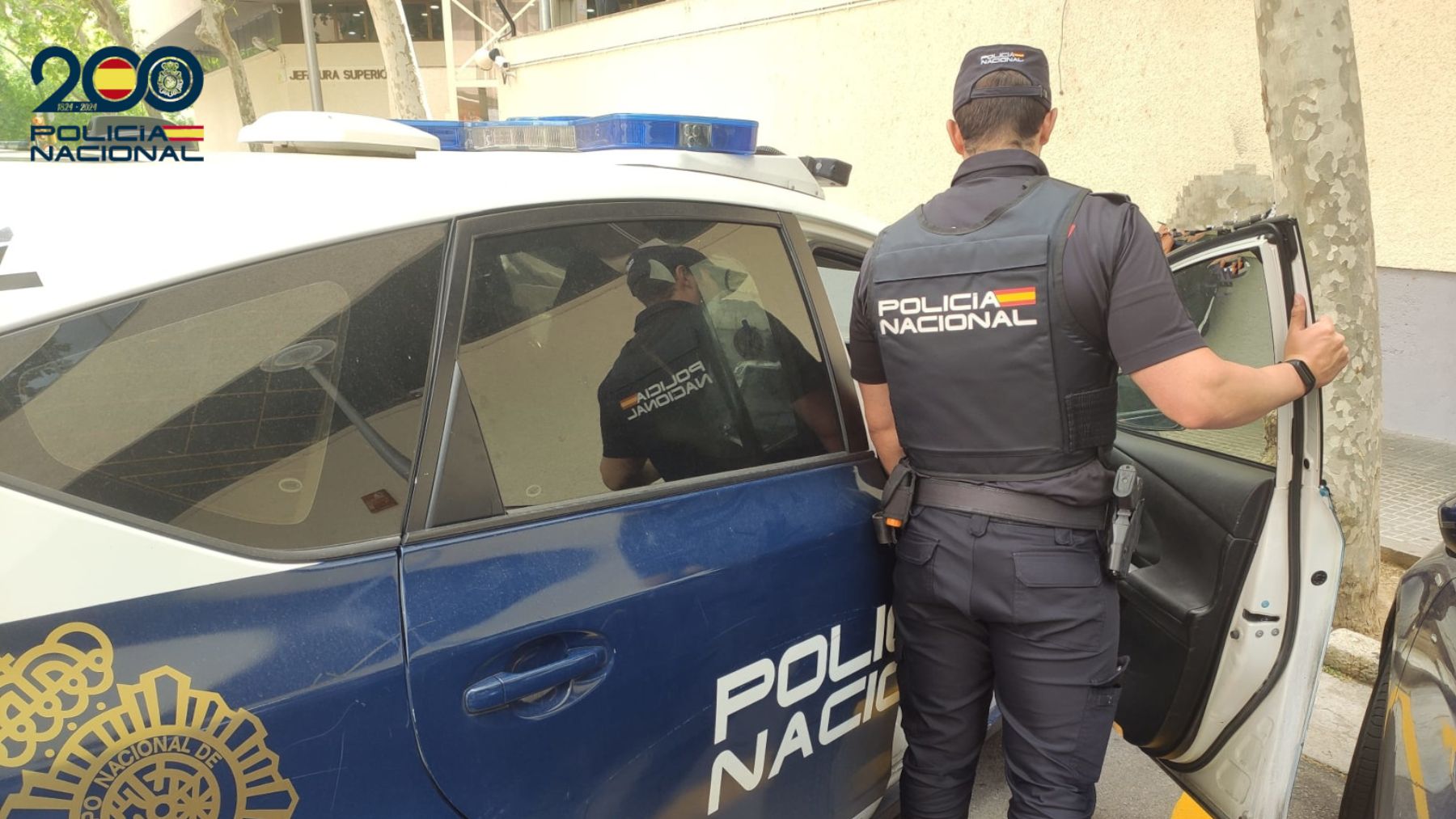 Detenido en Palma un menor por acosar a varias chicas y lanzar por la ventana del instituto sus mesas