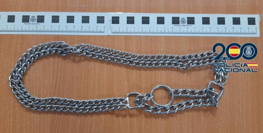 Amenaza a la Policía con una botella y una cadena enrollada