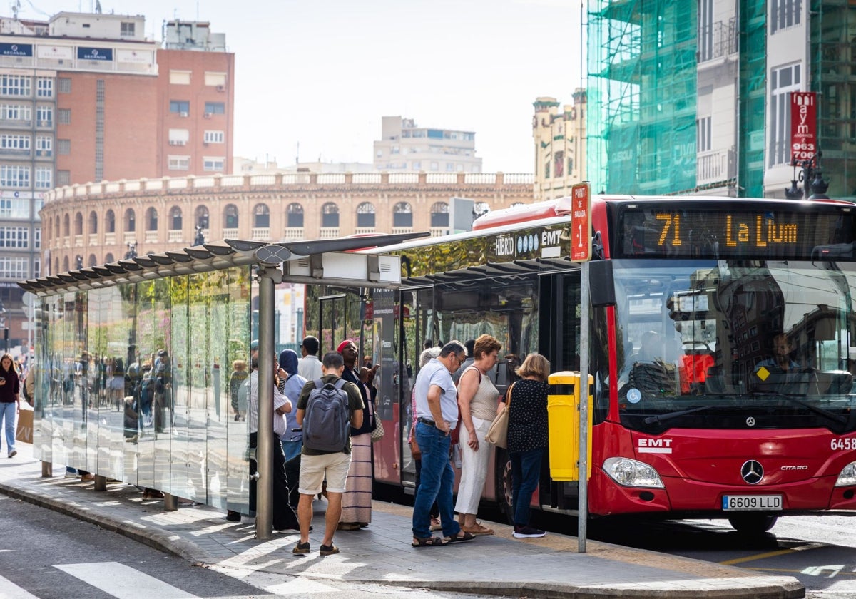 Arrestado por masturbarse en un autobús de la EMT delante de una pasajera