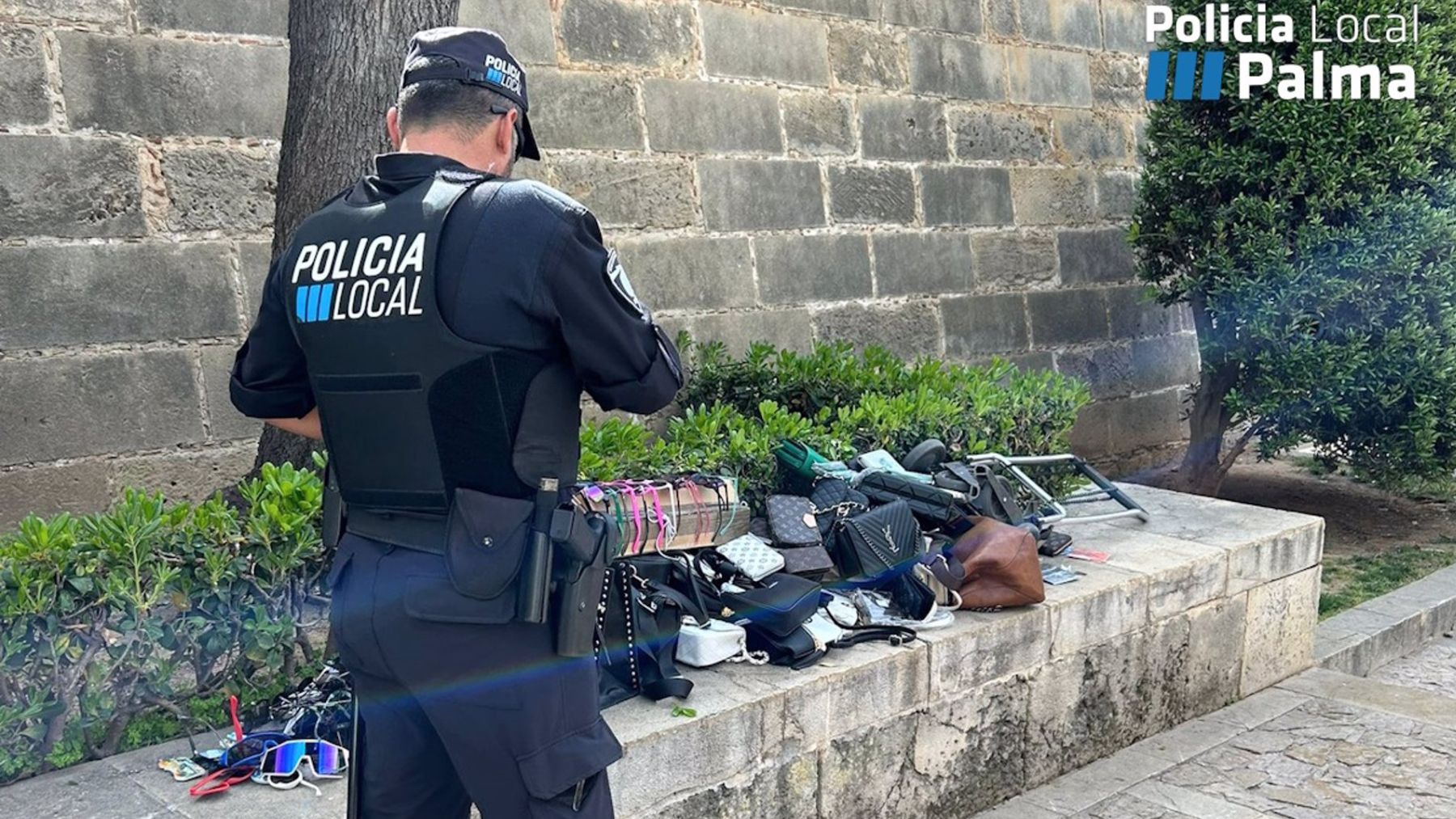 Arrestado en Palma un mantero senegalés por agredir a un policía que intentaba requisar su material