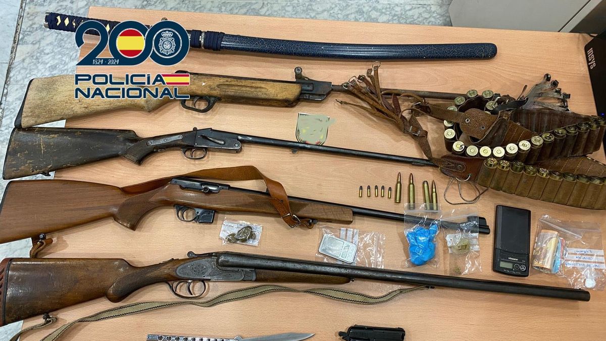Armas de fuego, munición, armas blancas, como una katana, y drogas entre los objetos decomisados.