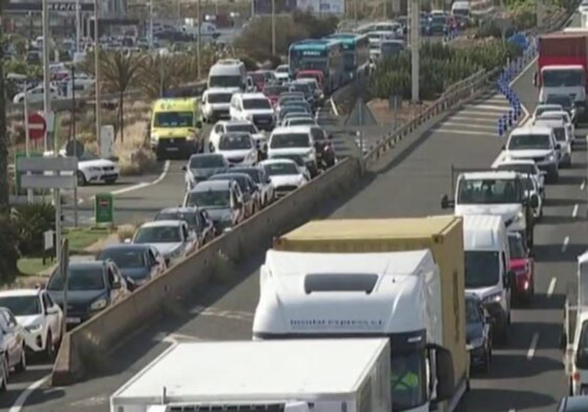 Caos en la GC-1: Dos accidentes simultáneos colapsan la autopista con largas retenciones