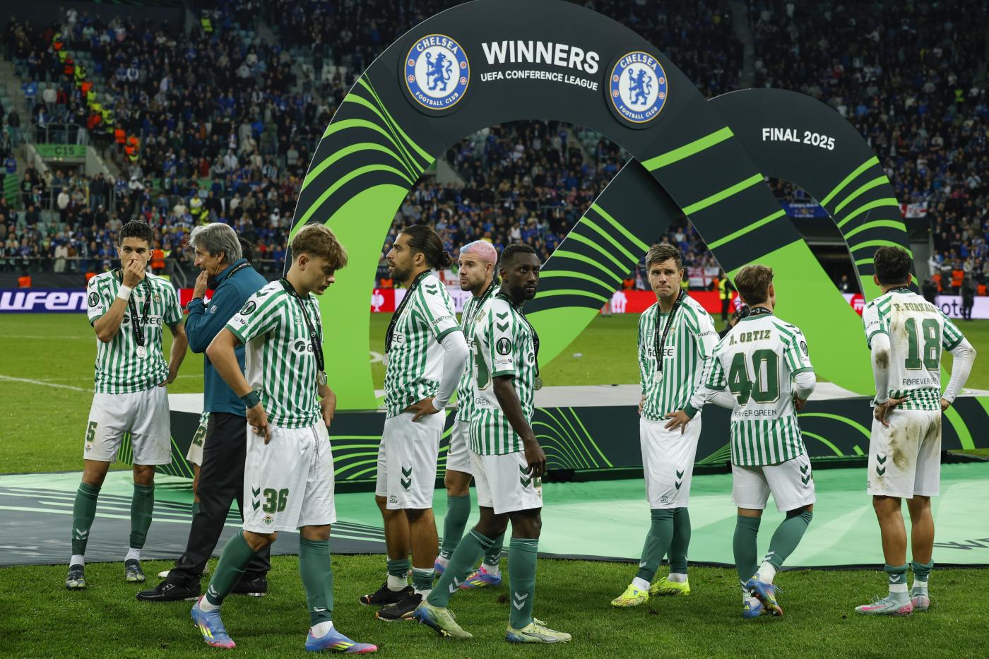 Los jugadores del Betis recibiendo la medalla del segundo puesto. - EFE