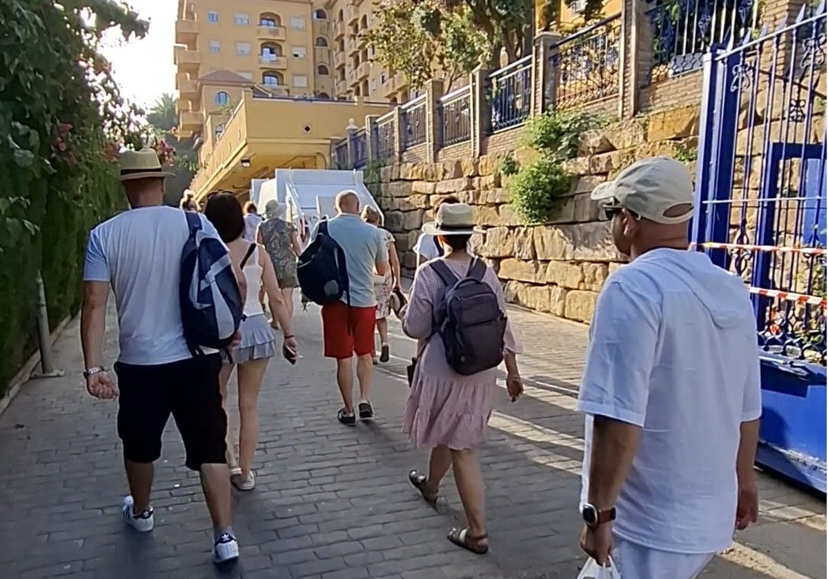 Los clientes del hotel precintado en Benalmádena continúan alojados y entran y salen por el aparcamiento