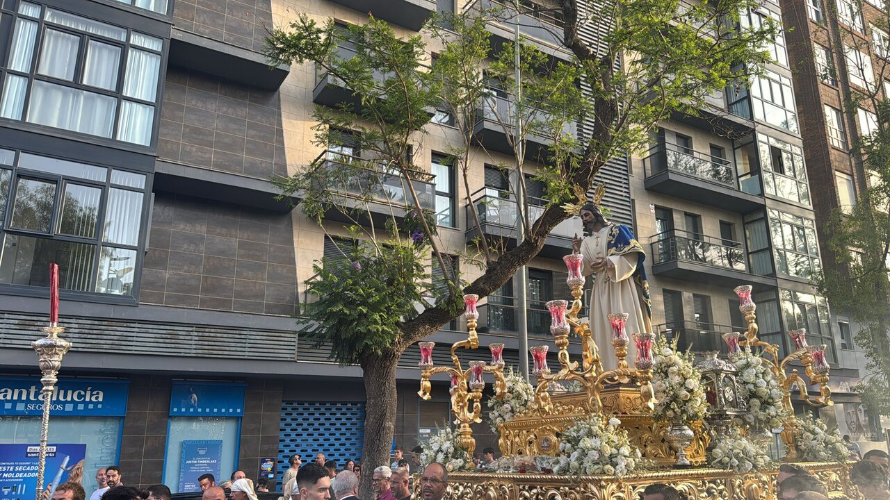 Hallan un hombre muerto sentado en un banco y cambian el recorrido de la procesión en Huelva