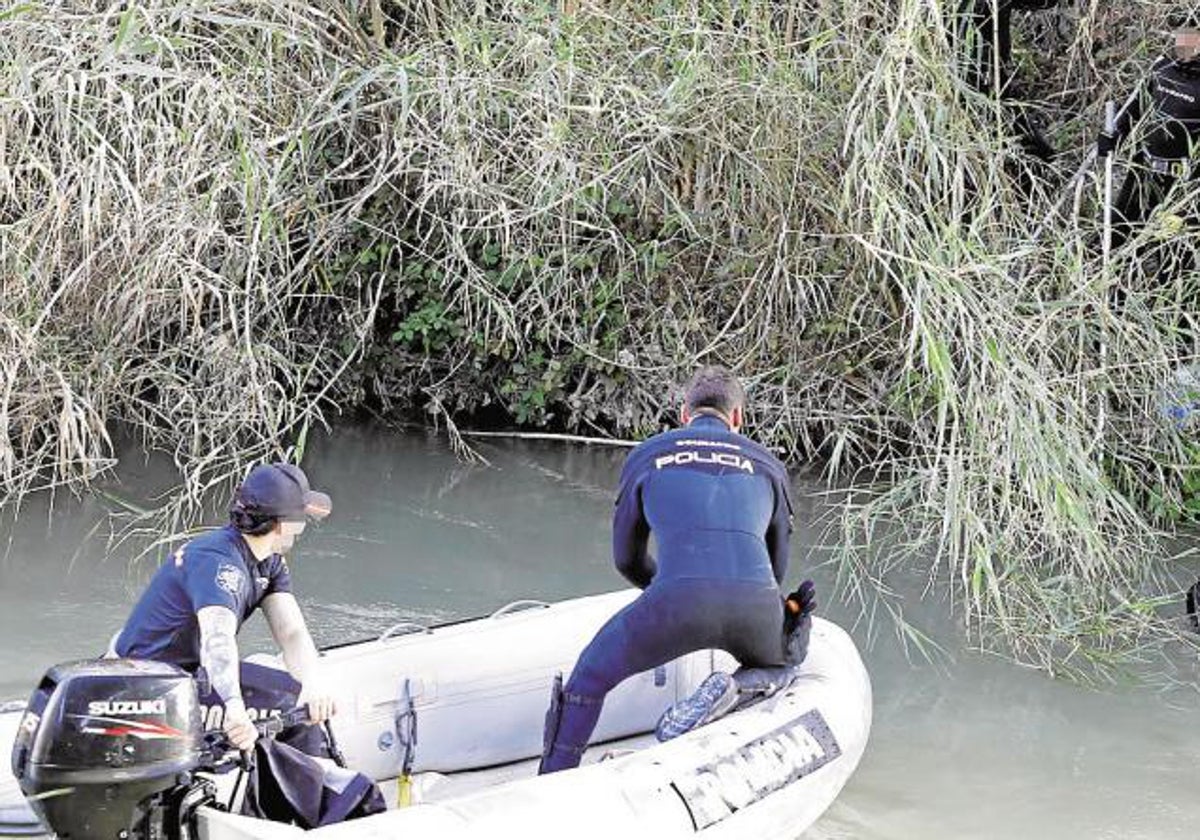 Los buzos de la Policía hallan el cadáver del joven desaparecido en el río Turia en Manises