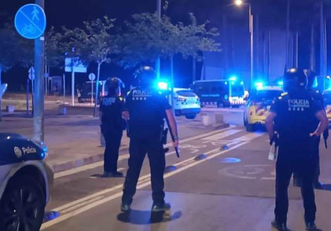 Graves disturbios en Castelldefels durante la verbena de Sant Joan: cinco detenidos por atacar a agentes de seguridad