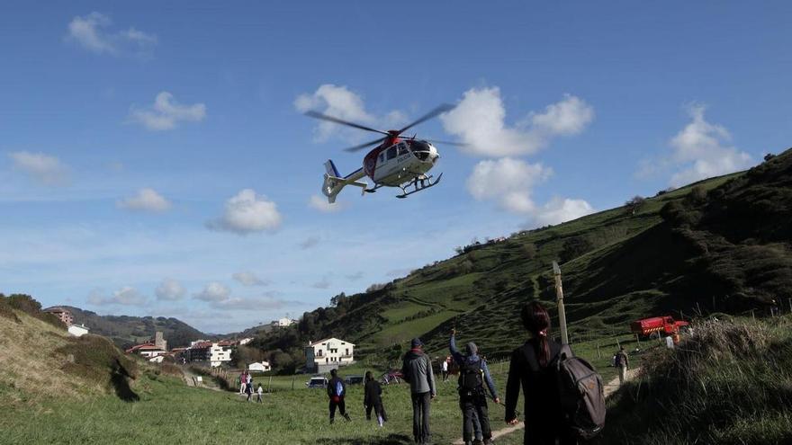 Rescatan a siete personas sorprendidas por la marea en el flysch de Zumaia