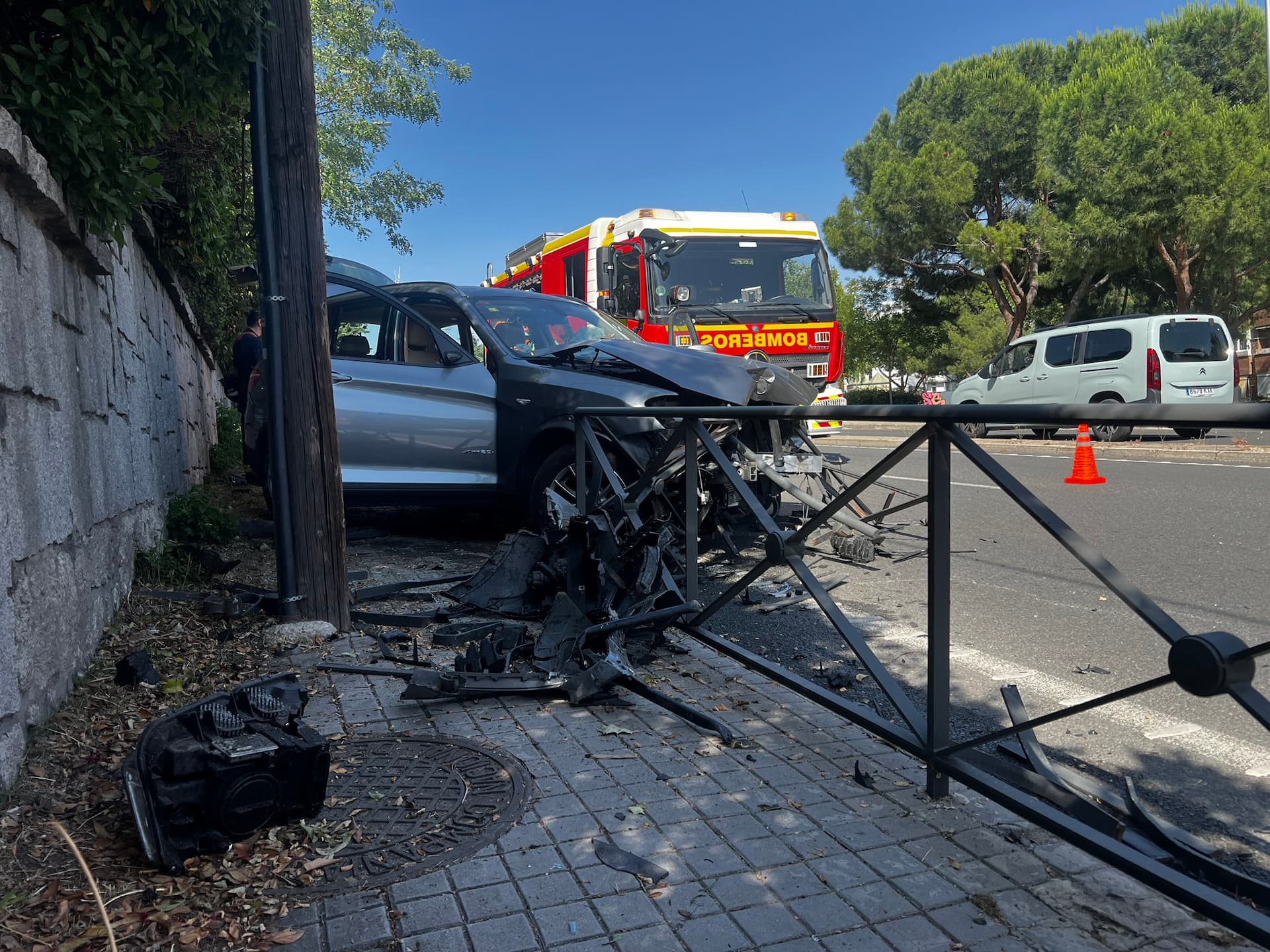 Dos ancianos heridos tras perder el control de su coche y arrancar 10 metros de valla
