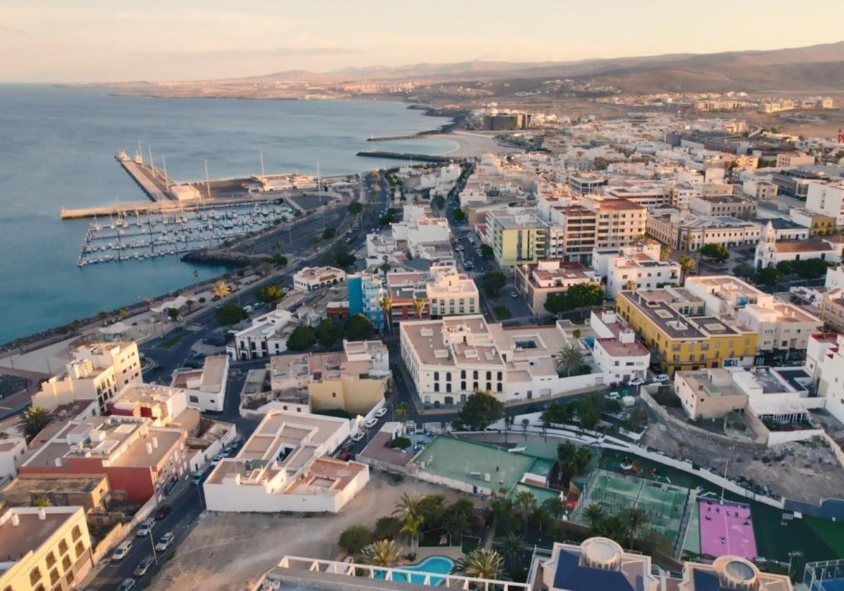 Hombre de 66 años resulta gravemente herido tras volcar su vehículo en Fuerteventura