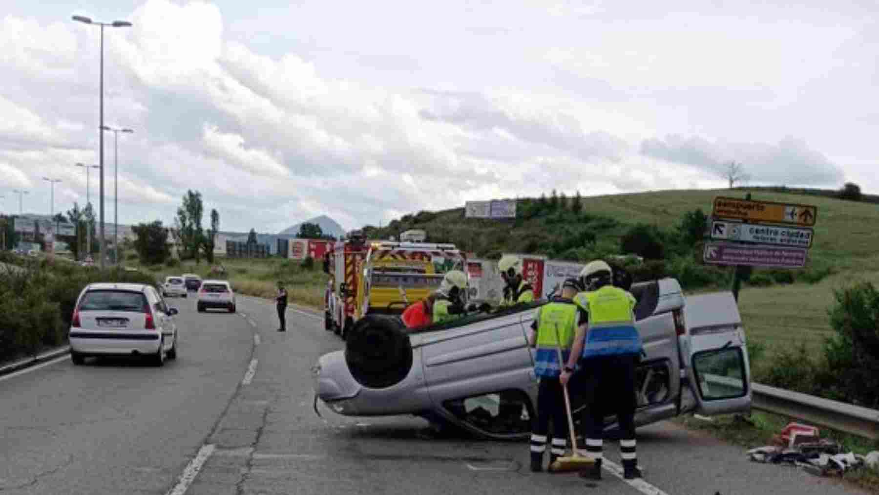 Vuelca en la variante de Pamplona tras saltarse la mediana y sale huyendo a la carrera: tenía motivos