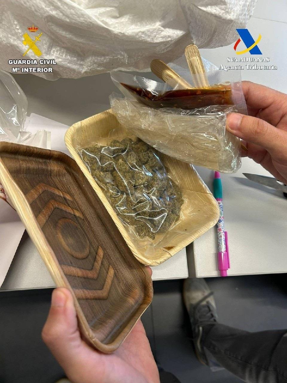 Uno de los paquetes interceptados. - AET/GUARDIA CIVIL