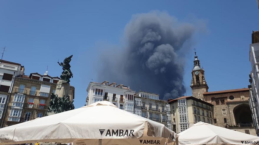 Los bomberos siguen trabajando en el incendio de LEA, controlado pero no extinguido
