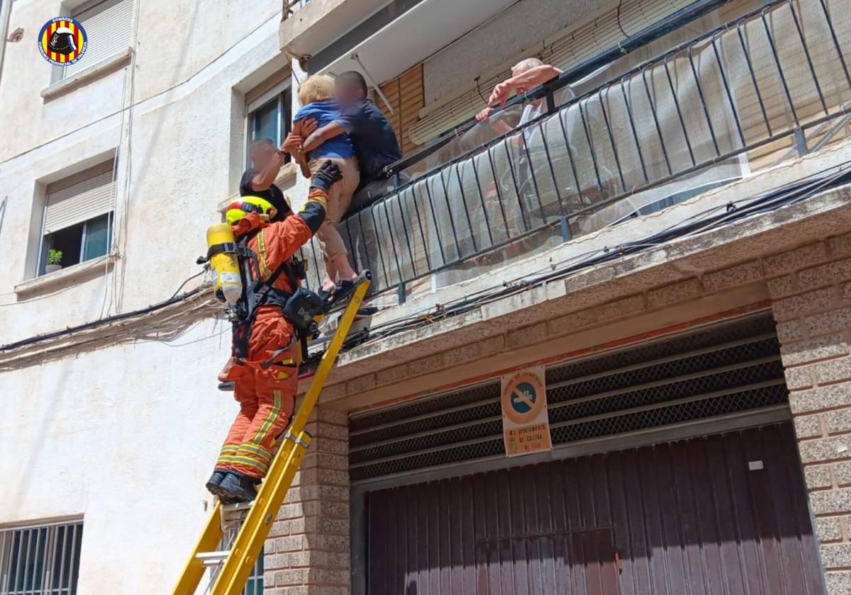 Los bomberos rescatan de un balcón a varias personas atrapadas por un incendio en Cullera