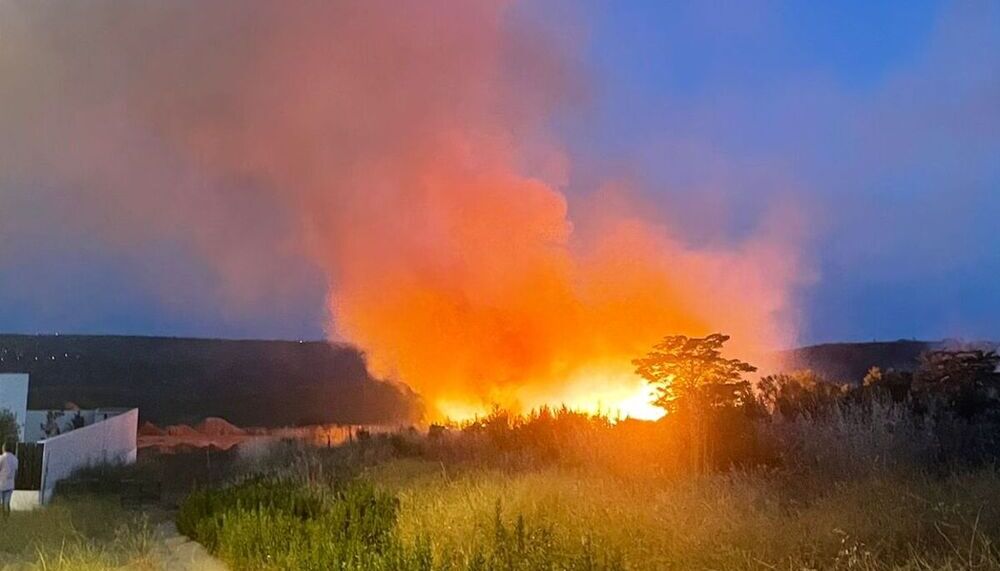 Incendio de pastos en el parque Jerónimo Ceballos de La Legua