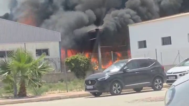 Los bomberos tratan de controlar un incendio en una nave de Alhama