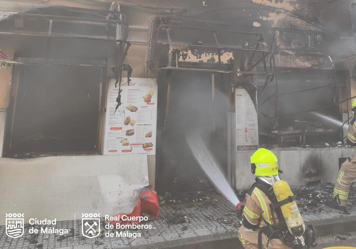 Calcinado un local de kebab tras una explosión de gas en Churriana