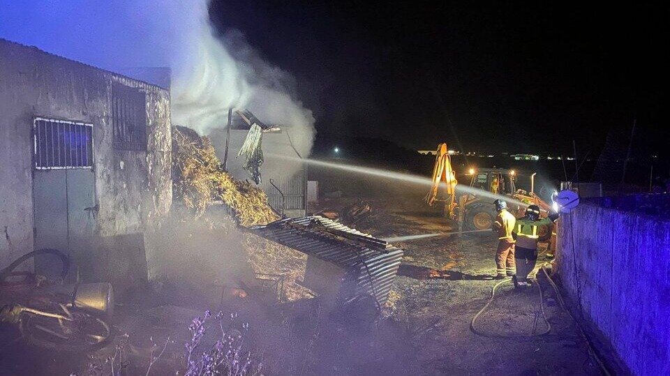 Un bombero resulta herido durante un incendio en La Redondela