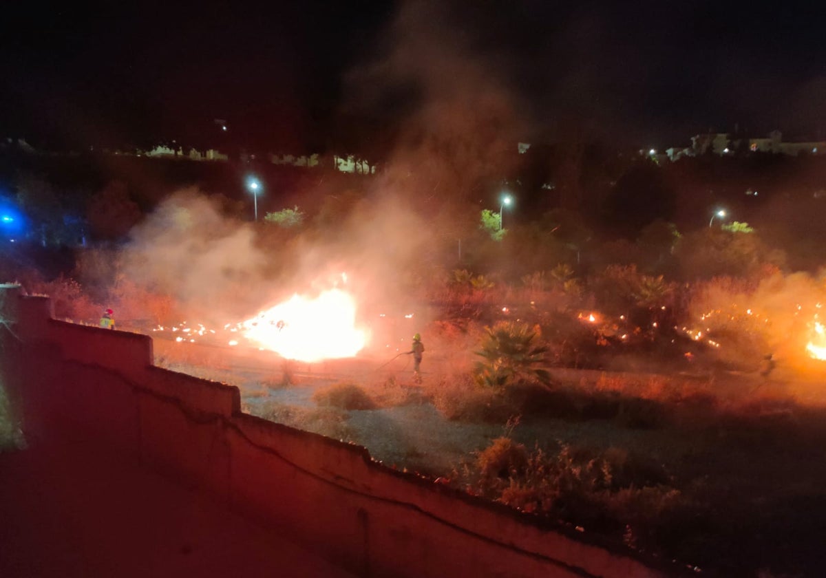 Un incendio en los terrenos junto a Tívoli sobresalta a vecinos y ex trabajadores del parque