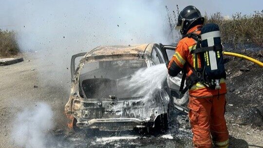 Incendio en un vehículo en San Juan del Puerto moviliza a los Bomberos de Huelva.