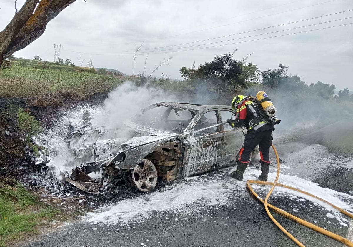 Una salida de vía provoca un incendio forestal en San Vicente de la Sonsierra