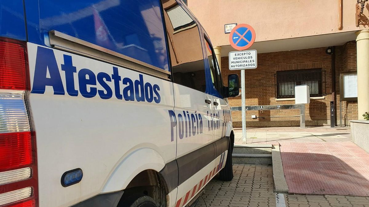 Furgón de tráfico de la Policía Local de Villaquilambre, frente al Ayuntamiento.