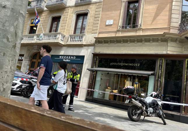 Investigan accidente en Paseo de Gràcia: Agente de unidad Guilla de Mossos d’Esquadra resulta herida
