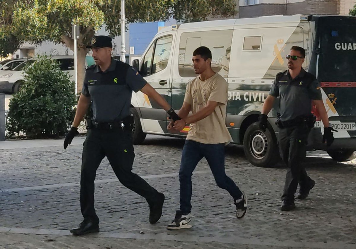 Acepta once años de prisión por matar al septuagenario con el que convivía y enterrarlo en una jardinera