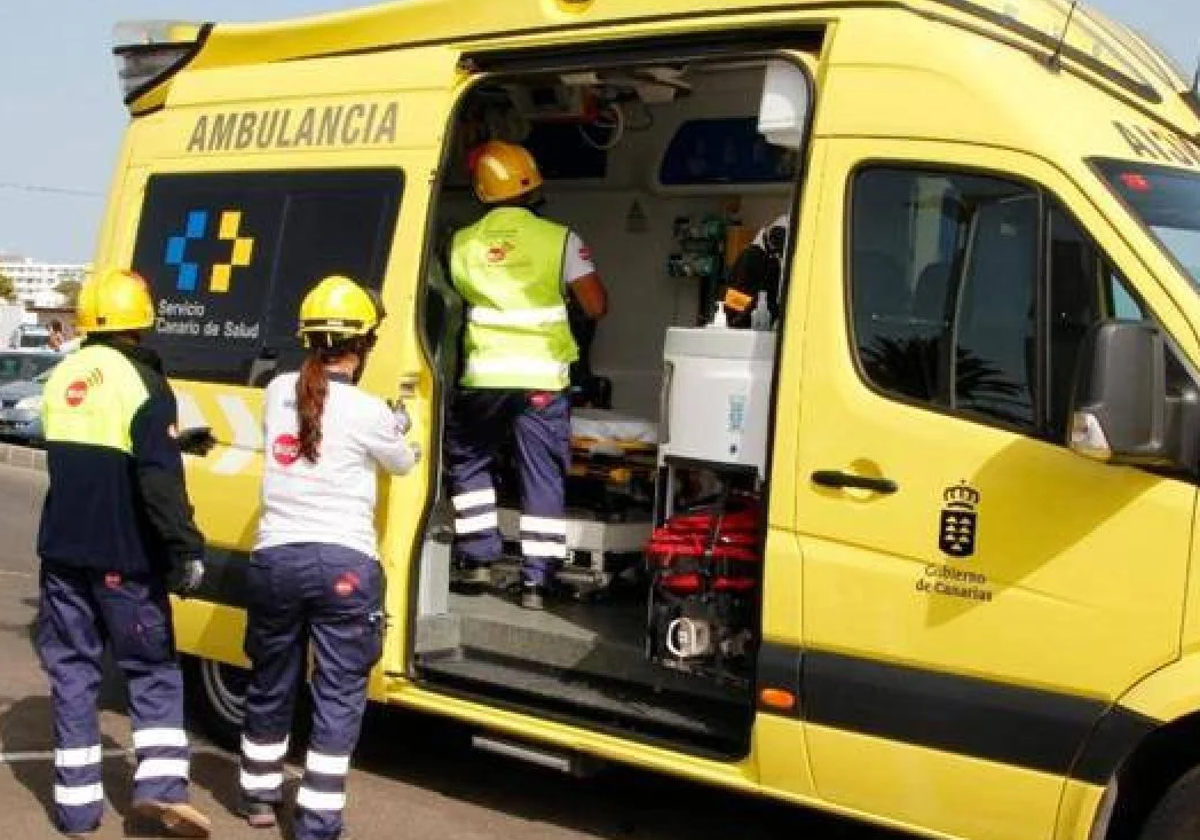 Joven de 25 años resulta herida tras caer por un desnivel de siete metros con su vehículo en Telde, Gran Canaria.