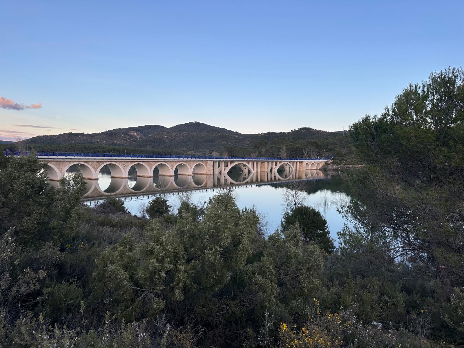 Se tira en plancha desde el viaducto y termina en el Hospital