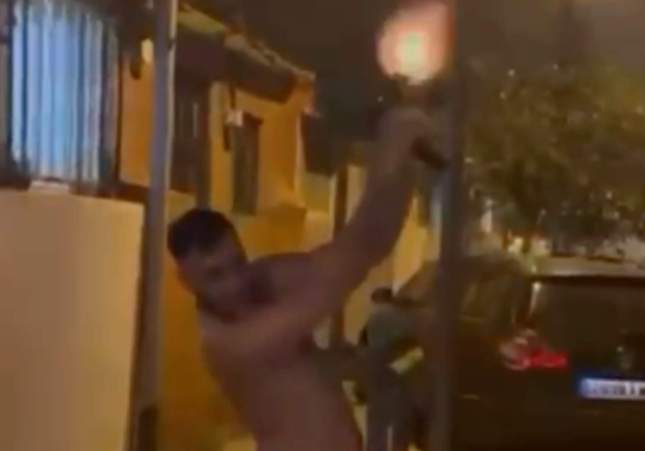 Jóvenes realizan disparos al aire con armas de fuego durante la verbena de San Juan en Barcelona