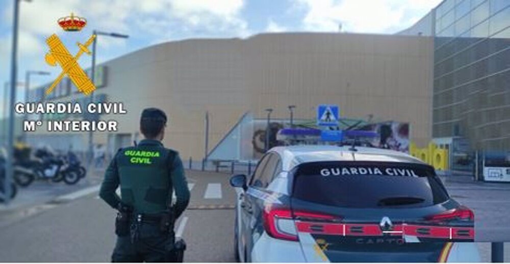 La Guardia Civil investiga a tres personas por hurto y tentativa de estafa en centro comercial de Arroyo de la Encomienda