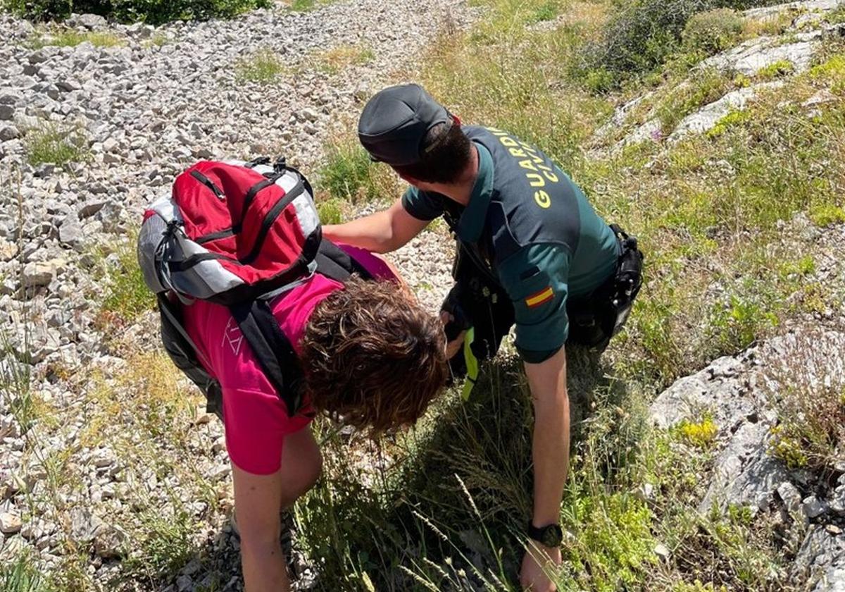 La Guardia Civil rescata a una familia atrapada en zona de desprendimientos durante senderismo en La Yecla